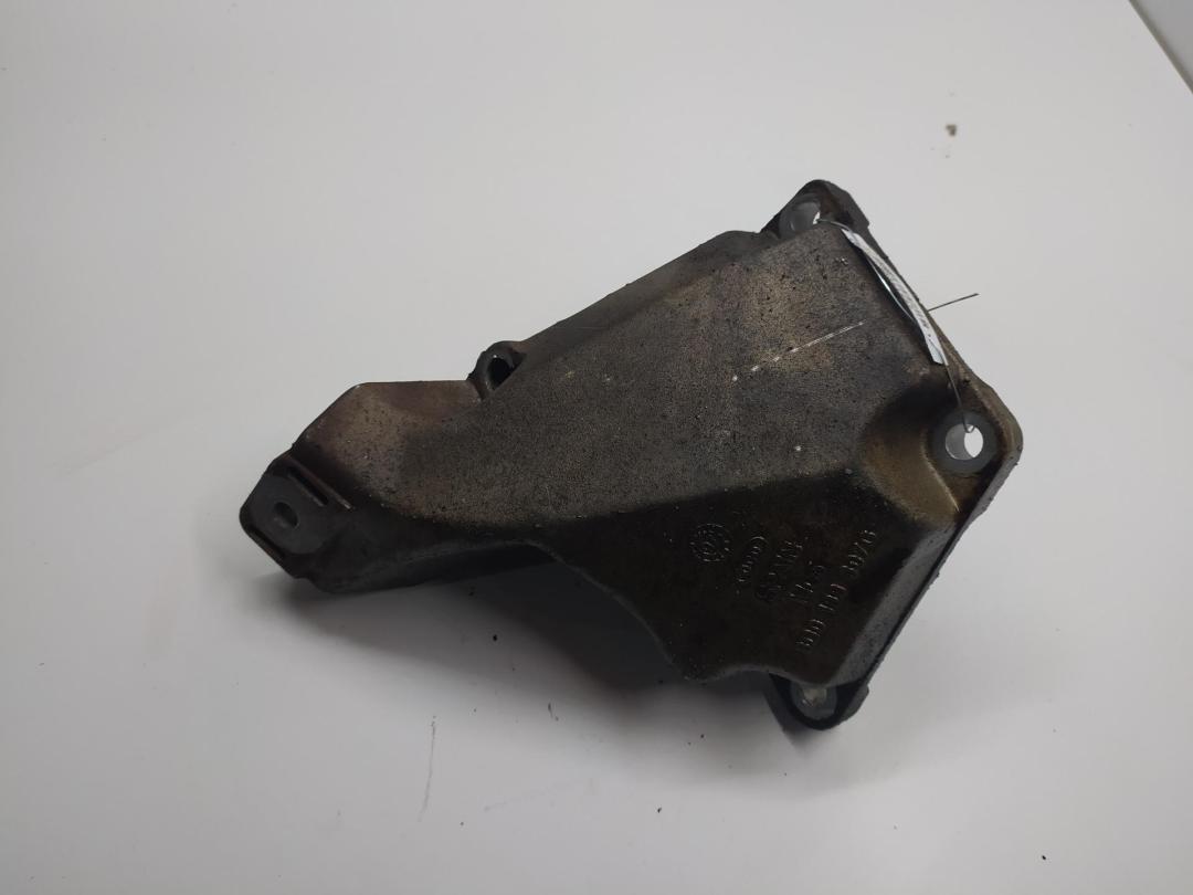 кронштейн двигателя Audi A4 B5 1997, 2.6 л., бензин, МКПП, синий, универсал, 8D0199307G - фото №1