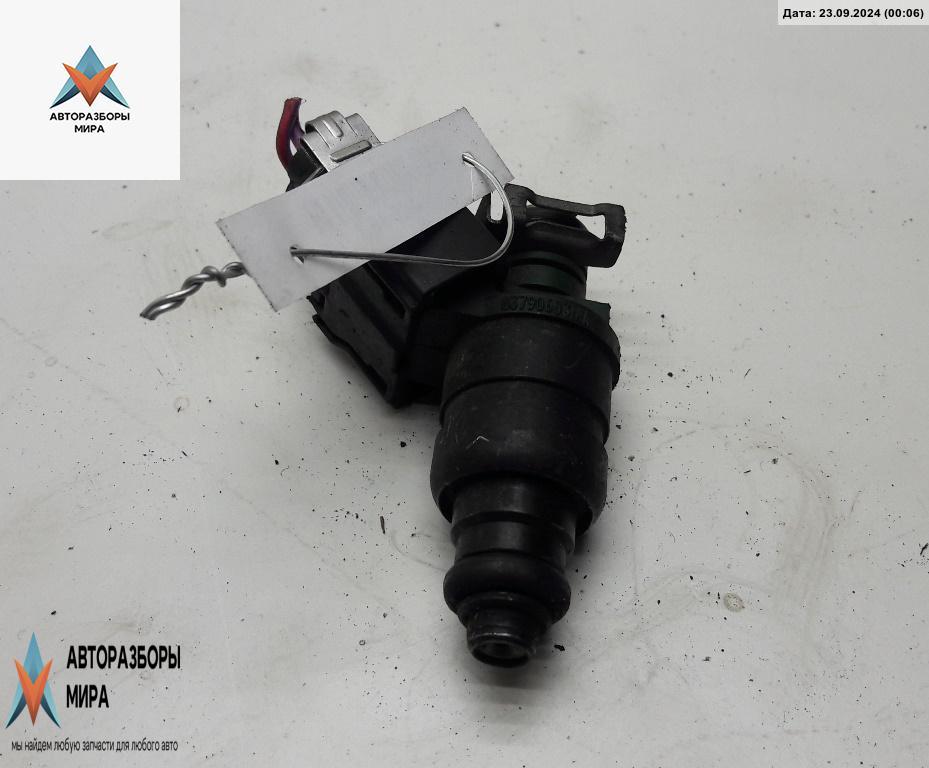форсунка Volkswagen Golf 4 поколение 1998, 1.6 л., бензин, МКПП, зелёный, хетчбэк 5 дв., 037906031AA - фото №1