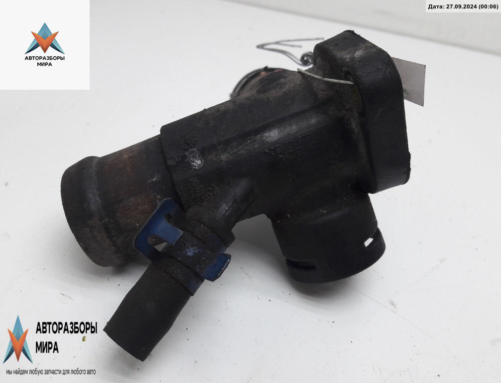 фланец (тройник) системы охлаждения Volkswagen Golf 3 поколение 1997, 1.9 л., дизель, АКПП, синий, универсал, 028121182A - фото №1