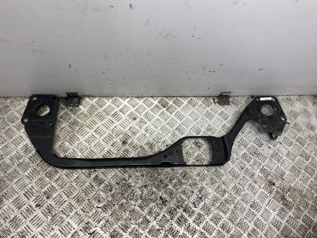 балка под радиатор Audi A4 B5 1996, 1.8 л., бензин, МКПП, чёрный, универсал, 8D0805851 - фото №1