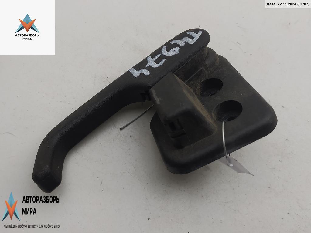 ручка открывания капота Volkswagen Polo 3 поколение 1997, 1.0 л., бензин, МКПП, чёрный, хетчбэк 3 дв. - фото №1