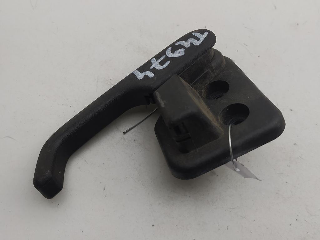 ручка открывания капота Volkswagen Polo 3 поколение 1997, 1.0 л., бензин, МКПП, чёрный, хетчбэк 3 дв. - фото №1