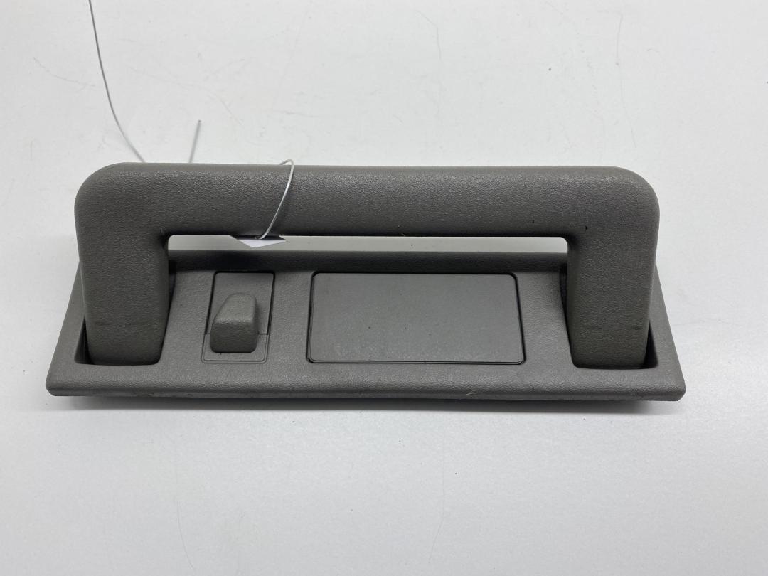 ручка внутренняя потолочная Audi A6 4A/C4 1996, 1.8 л., бензин, МКПП, синий, универсал, 4A0857607B - фото №1
