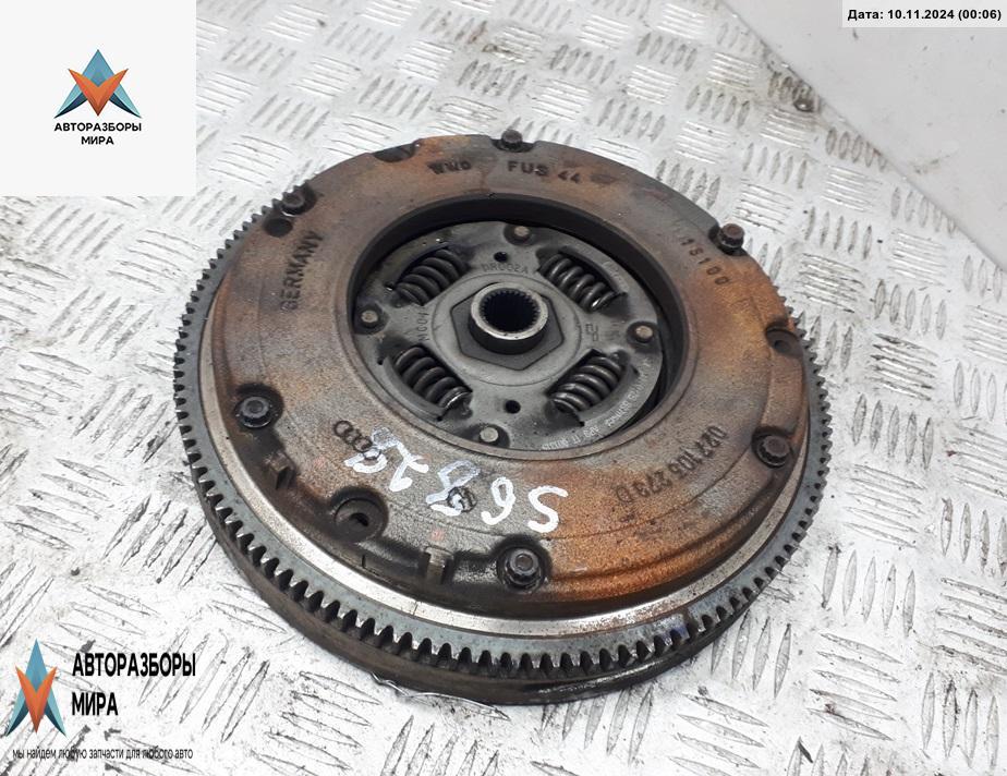 маховик Volkswagen Golf 4 поколение 2000, 1.4 л., бензин, МКПП, чёрный, хетчбэк 5 дв. - фото №1