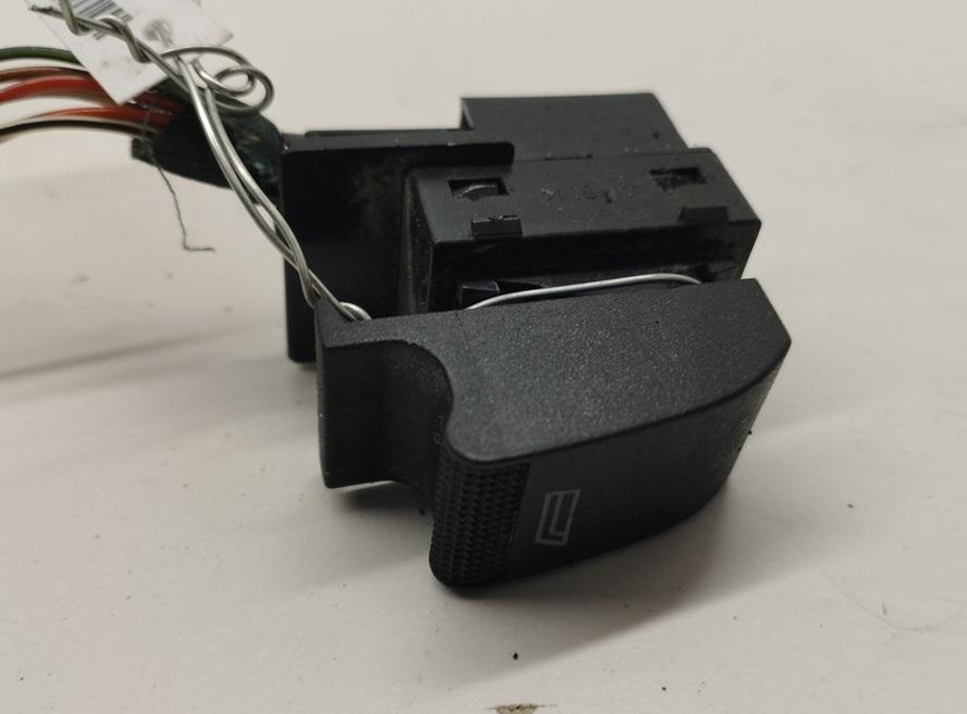 кнопка стеклоподъемника переднего правого Audi A3 8L 1999, 1.8 л., Ti, бензин, МКПП, серый, хетчбэк 3 дв., 8L0959855A