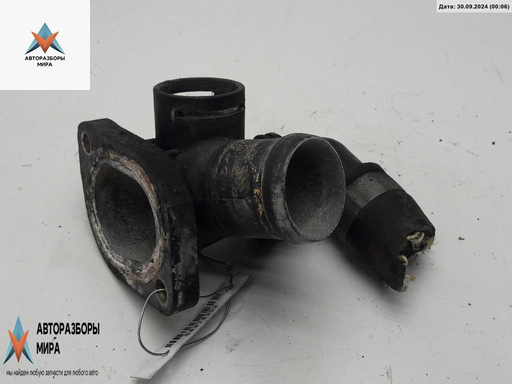 фланец (тройник) системы охлаждения Volkswagen Passat B5 1999, 1.6 л., бензин, АКПП, серый, универсал - фото №1