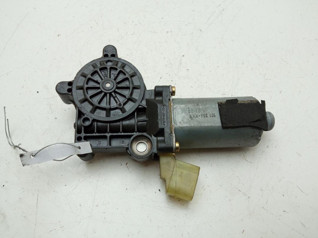 моторчик стеклоподъемника передний правый Volvo V70 2001, 2.4 л., бензин, АКПП, белый, универсал, 0130821581