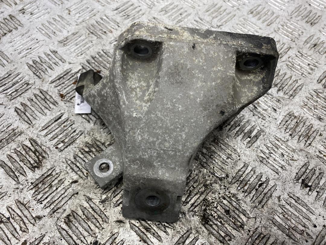 кронштейн двигателя Audi A6 C6 2004, 3.0 л., дизель, АКПП, серый, седан, 4F0199308L