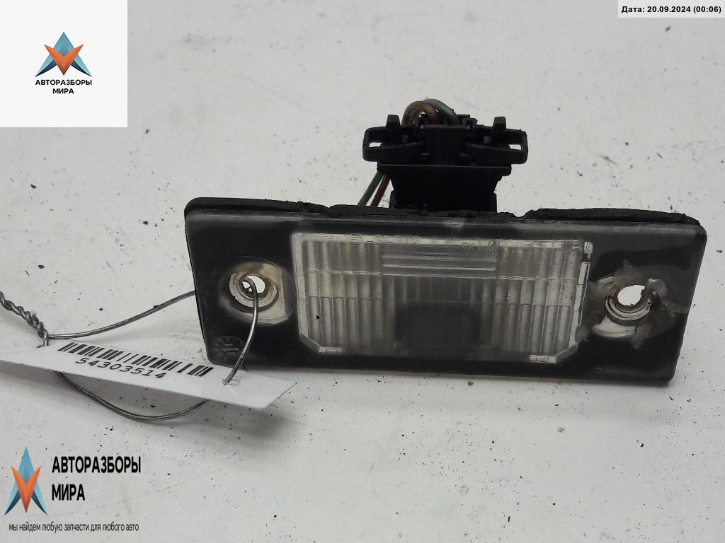 подсветка номера Volkswagen Golf 4 поколение 2001, 1.9 л., дизель, МКПП, чёрный, универсал, 1J5943021 - фото №1