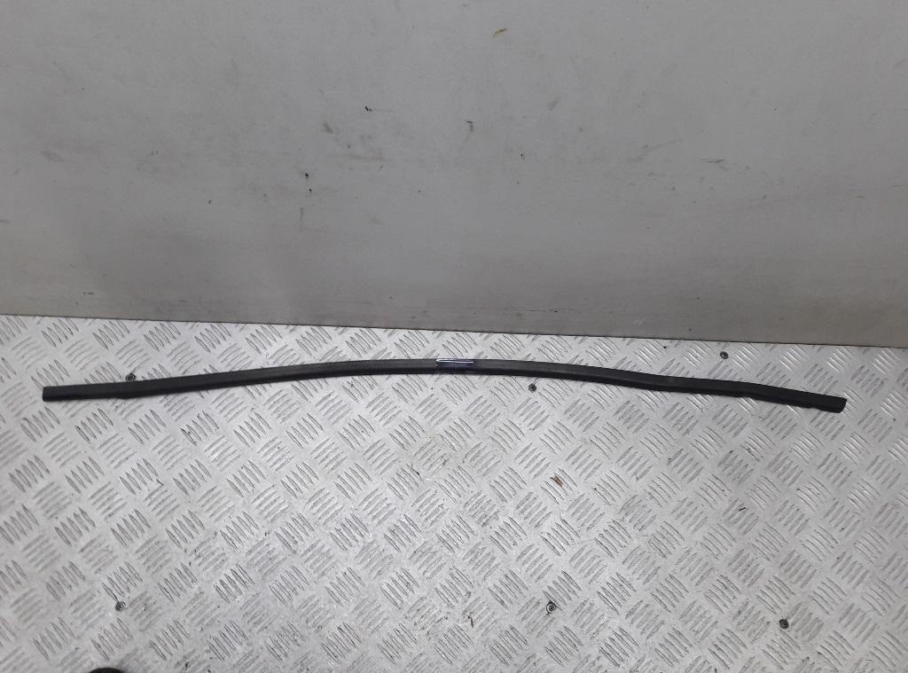 Молдинг стекла двери наружный Volkswagen Touran 1 поколение 2004, 2.0 л., бензин, МКПП, серый, минивэн - фото №1