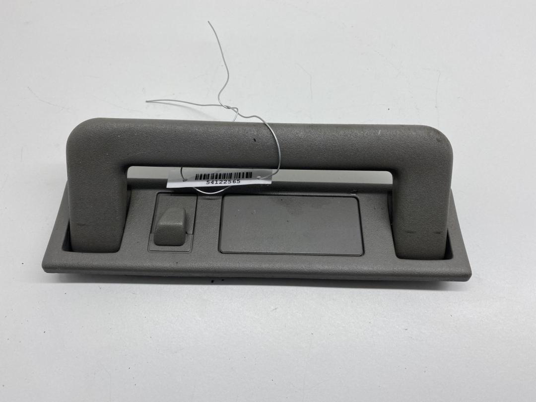 ручка внутренняя потолочная Audi A6 4A/C4 1996, 1.8 л., бензин, МКПП, синий, универсал, 4A0857607B - фото №1