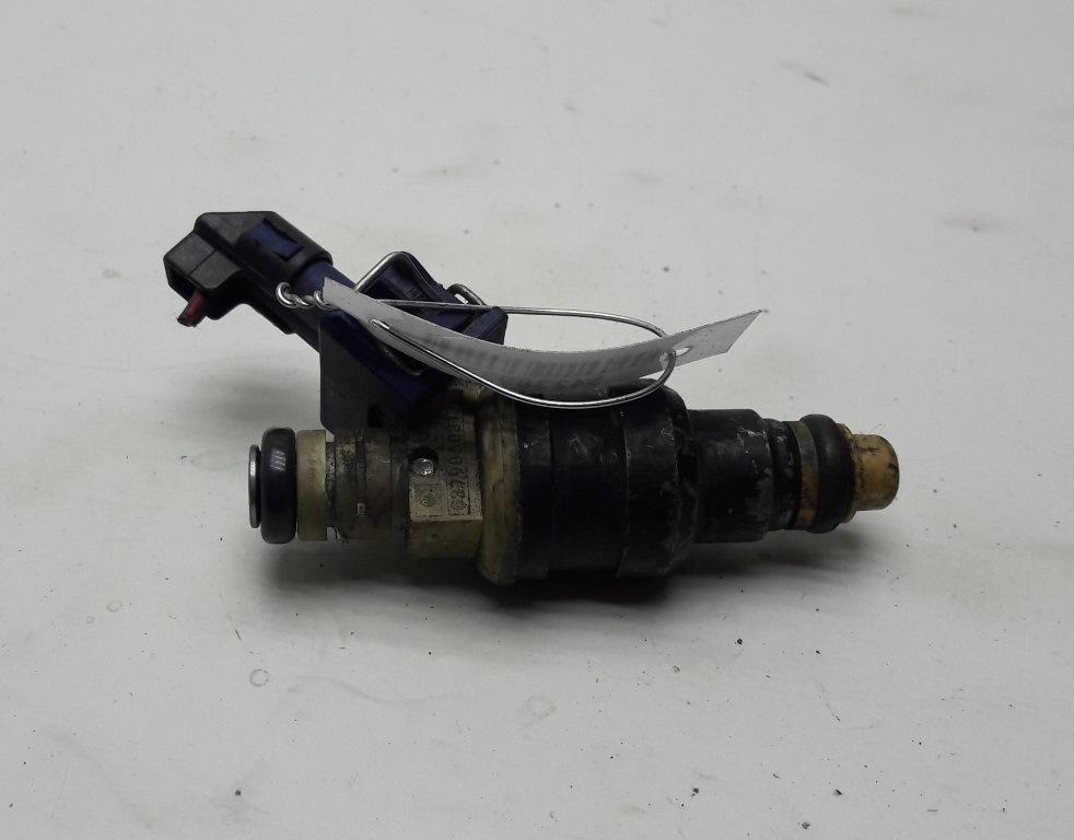 форсунка Volkswagen Passat B4 1995, 1.6 л., бензин, МКПП, синий, универсал, 037906031J