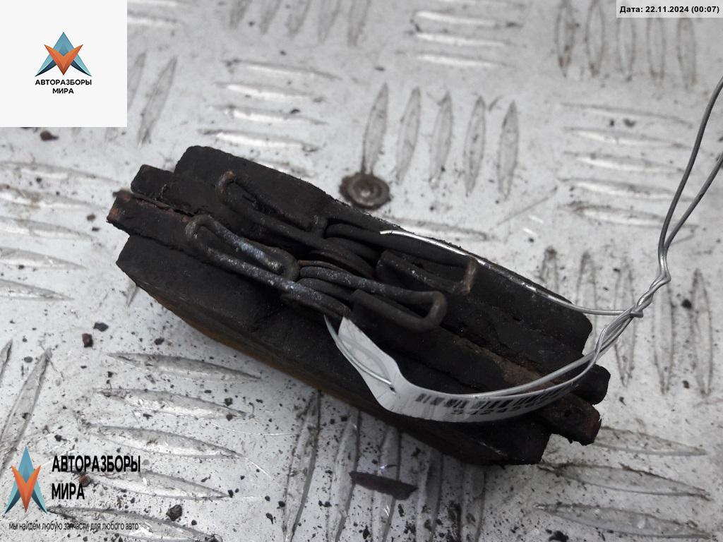 Колодки тормозные задние Volkswagen Golf 4 поколение 1998, 1.6 л., бензин, МКПП, красный, хетчбэк 5 дв. - фото №1