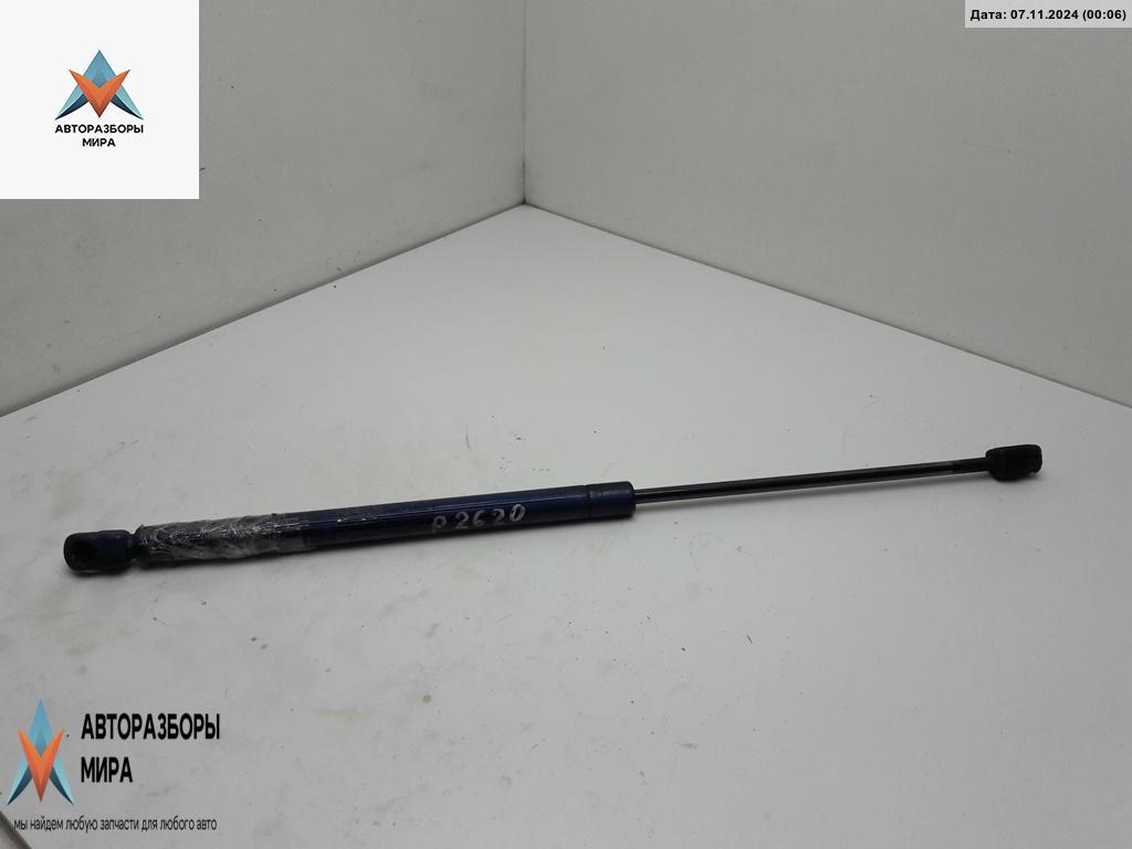 амортизатор крышки багажника (3-5 двери) Volkswagen Golf 3 поколение 1997, 1.4 л., бензин, МКПП, синий, хетчбэк 5 дв., 1H6827550A - фото №1