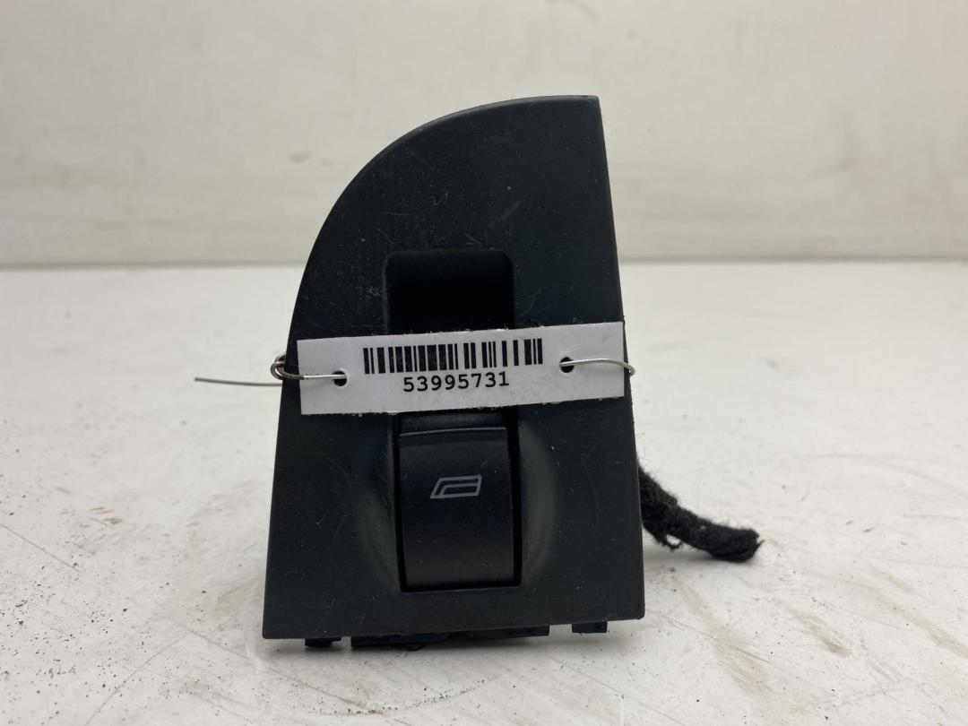 кнопка стеклоподъемника переднего правого Audi A6 C5 1999, 2.4 л., бензин, МКПП, серый, седан