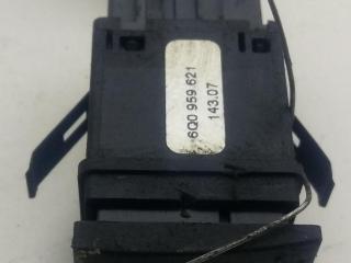 кнопка обогрева заднего стекла Volkswagen Polo 4 поколение [рестайлинг] 2007, 1.2 л., бензин, МКПП, синий, хетчбэк 3 дв.