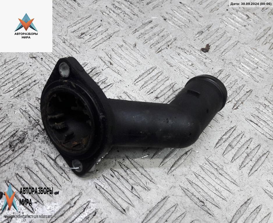 корпус термостата Volkswagen Golf 4 поколение 2002, 1.9 л., дизель, МКПП, чёрный, хетчбэк 5 дв., 038121121D - фото №1