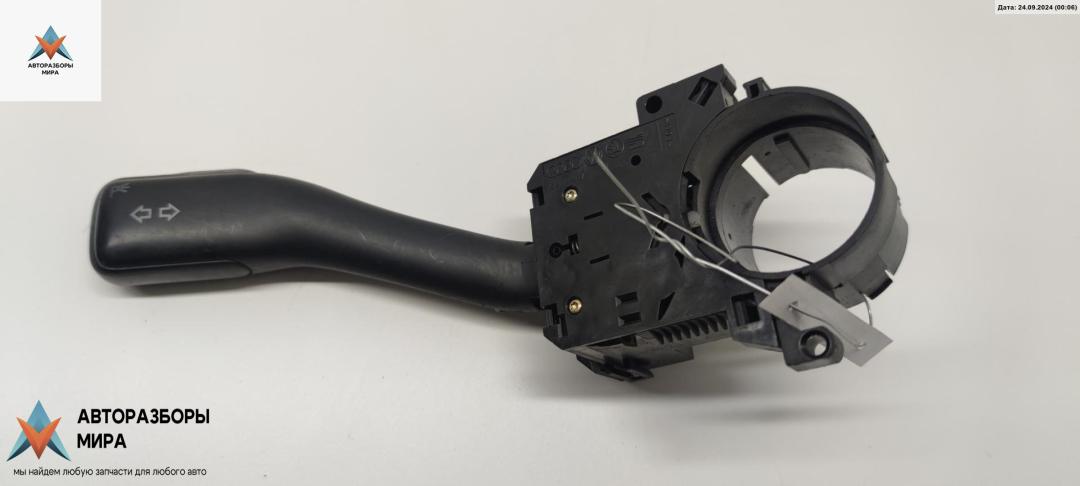 переключатель поворотов Audi A6 4B/C5 1998, 2.4 л., бензин, МКПП, чёрный, универсал, 8L0953513G - фото №1