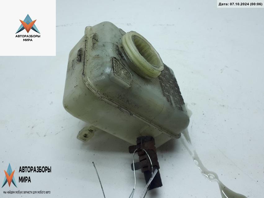 бачок тормозной жидкости Volkswagen Golf 4 поколение 2000, 1.4 л., бензин, МКПП, чёрный, хетчбэк 5 дв. - фото №1