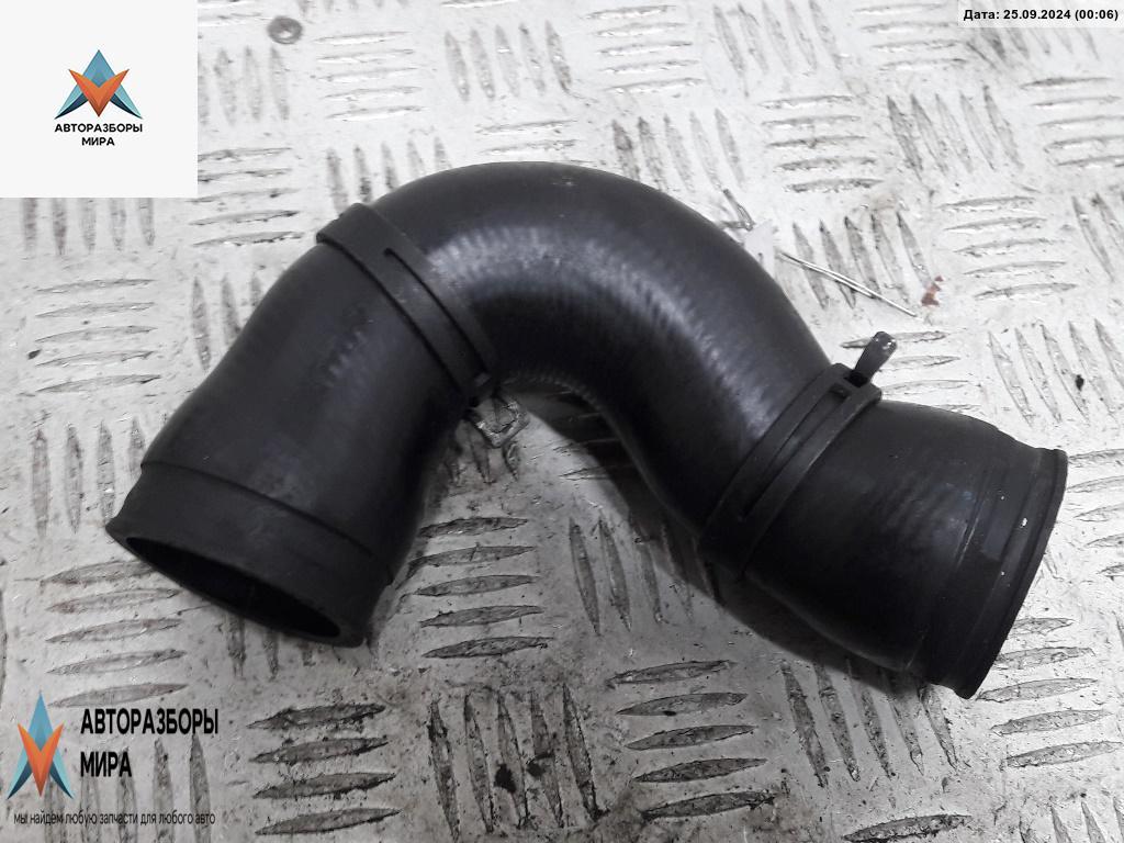 патрубок интеркулера Volkswagen Golf 4 поколение 1999, 1.9 л., дизель, МКПП, чёрный, хетчбэк 3 дв. - фото №1