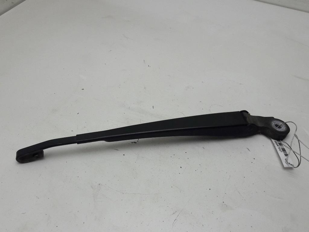 Щеткодержатель (поводок стеклоочистителя) задний Volkswagen Golf 4 поколение 1999, 1.4 л., бензин, МКПП, серый, хетчбэк 3 дв., 1J6955707A - фото №1