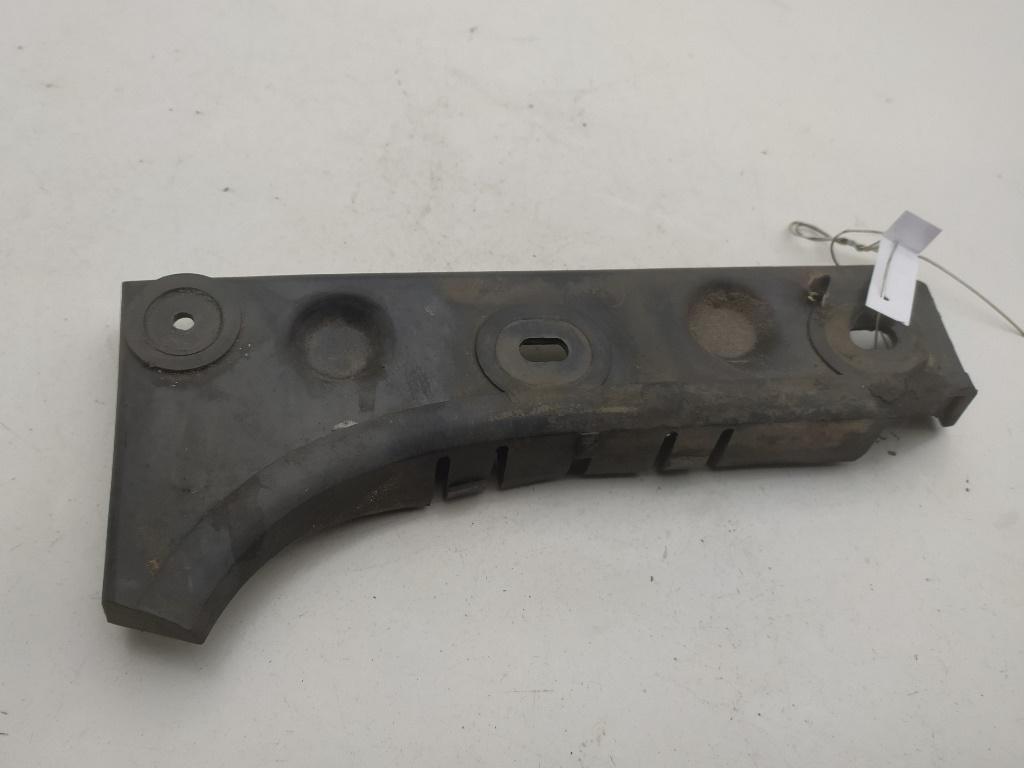 кронштейн переднего бампера Audi A6 4B/C5 1998, 2.5 л., дизель, МКПП, чёрный, седан, 4B0807283B - фото №1