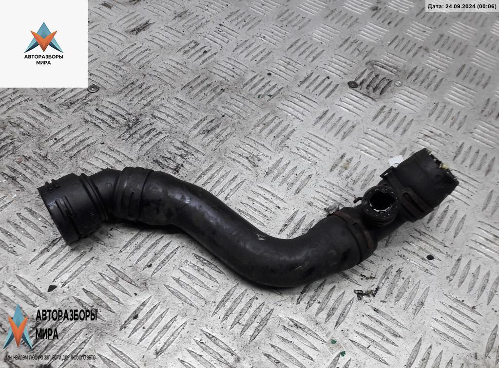 фланец (тройник) системы охлаждения Volkswagen Golf 4 поколение 2000, 1.6 л., бензин, МКПП, синий, хетчбэк 5 дв. - фото №1