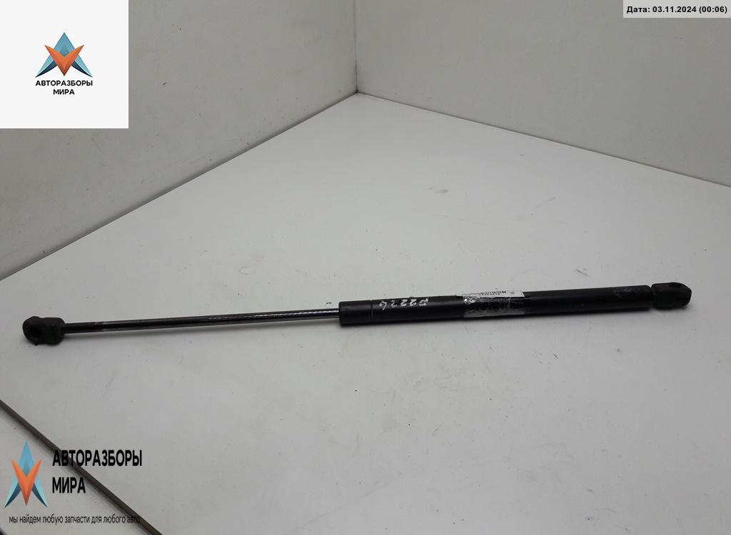 амортизатор крышки багажника (3-5 двери) Volkswagen Golf 3 поколение 1995, 1.9 л., дизель, МКПП, синий, хетчбэк 5 дв., 1H6827550A - фото №1