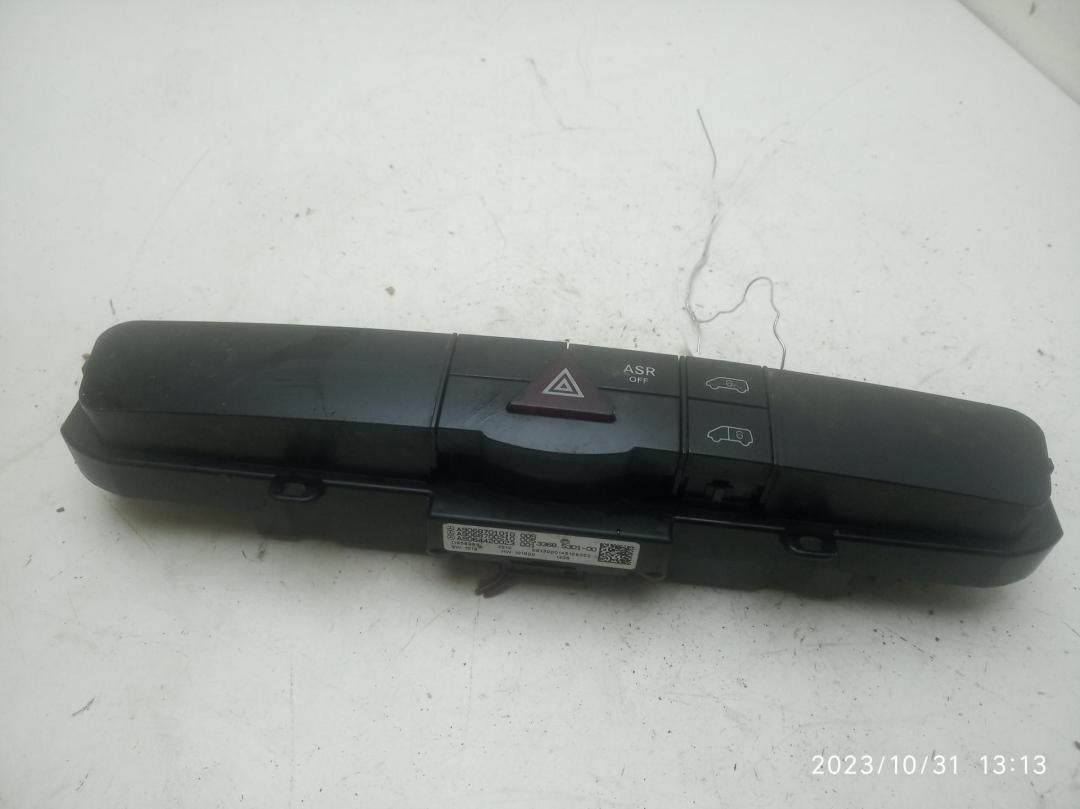 кнопка аварийной сигнализации Mercedes-Benz Sprinter W906 2013, 2.2 л., дизель, АКПП, белый, микроавтобус, 90668701010