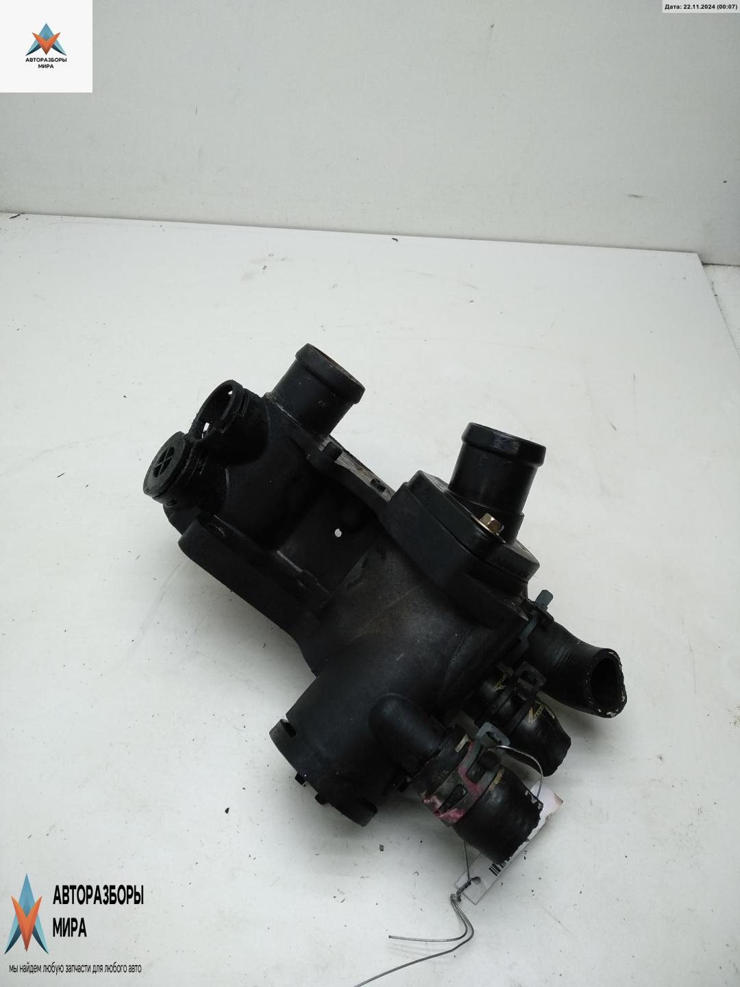 корпус термостата Volkswagen Golf 4 поколение 2000, 1.4 л., бензин, МКПП, синий, хетчбэк 5 дв., 032121111 - фото №1