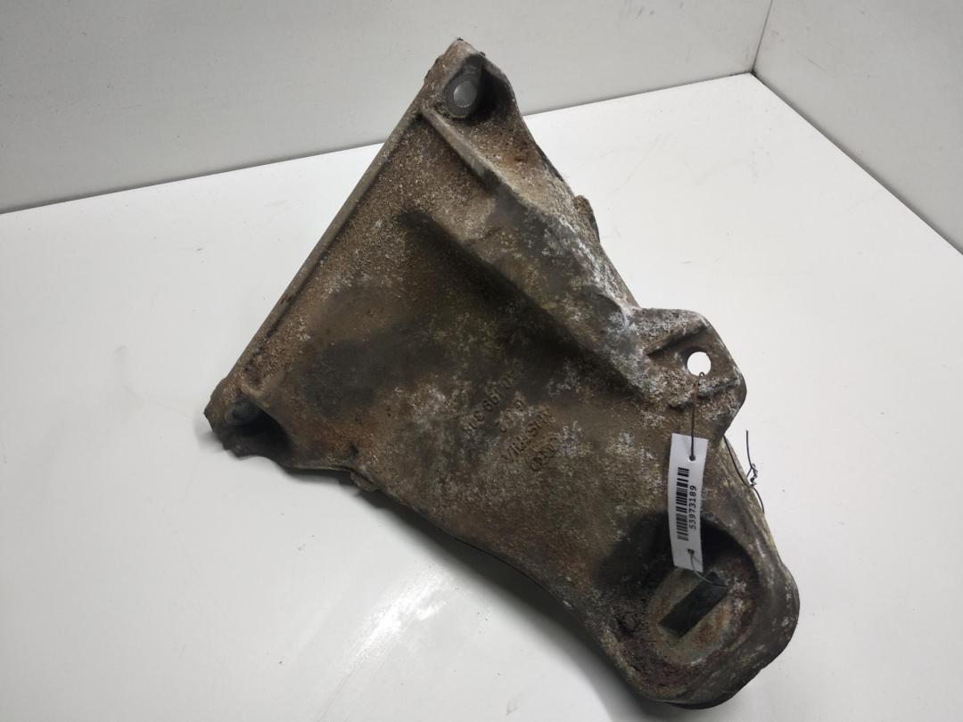 кронштейн двигателя Audi 80 B4 1991, 2.0 л., бензин, МКПП, зелёный, седан