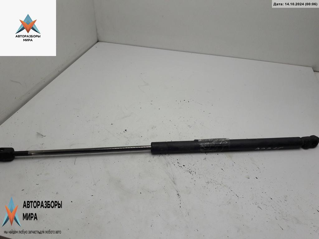 амортизатор крышки багажника (3-5 двери) Volkswagen Golf 3 поколение 1996, 1.6 л., бензин, МКПП, красный, хетчбэк 5 дв., 1H6827550A - фото №1