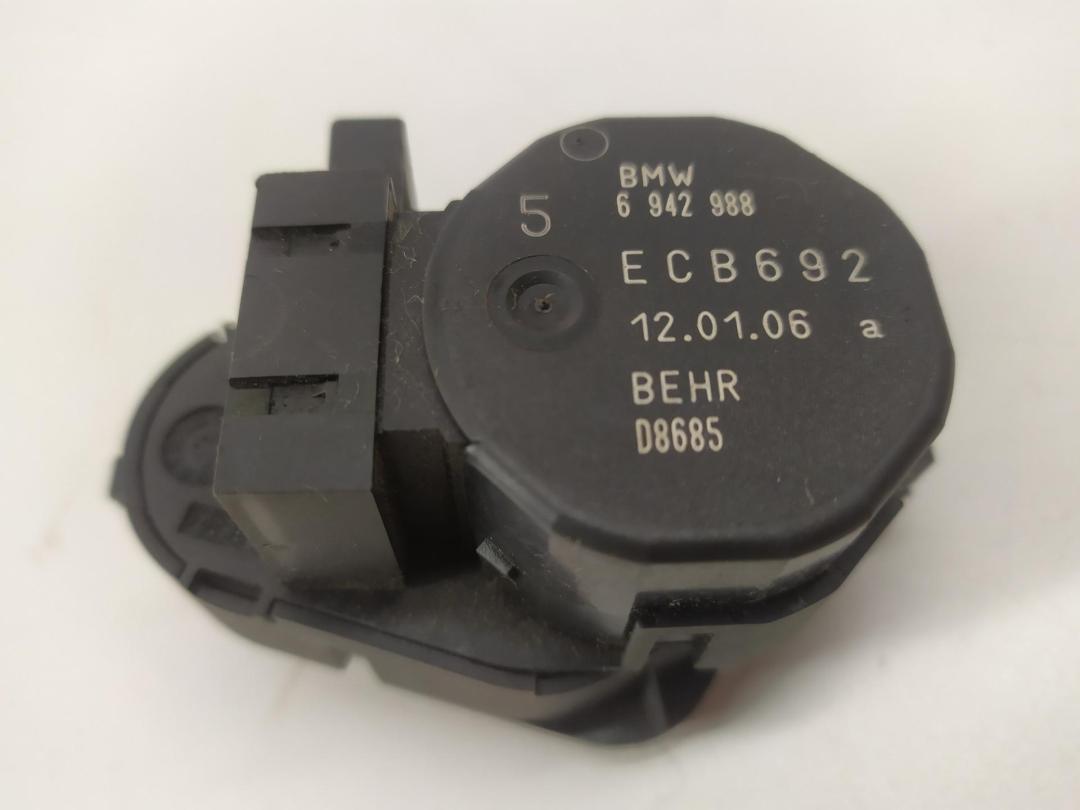 моторчик заслонки печки BMW 5 E60/E61 2006, 2.5 л., дизель, МКПП, серый, универсал, 6942988