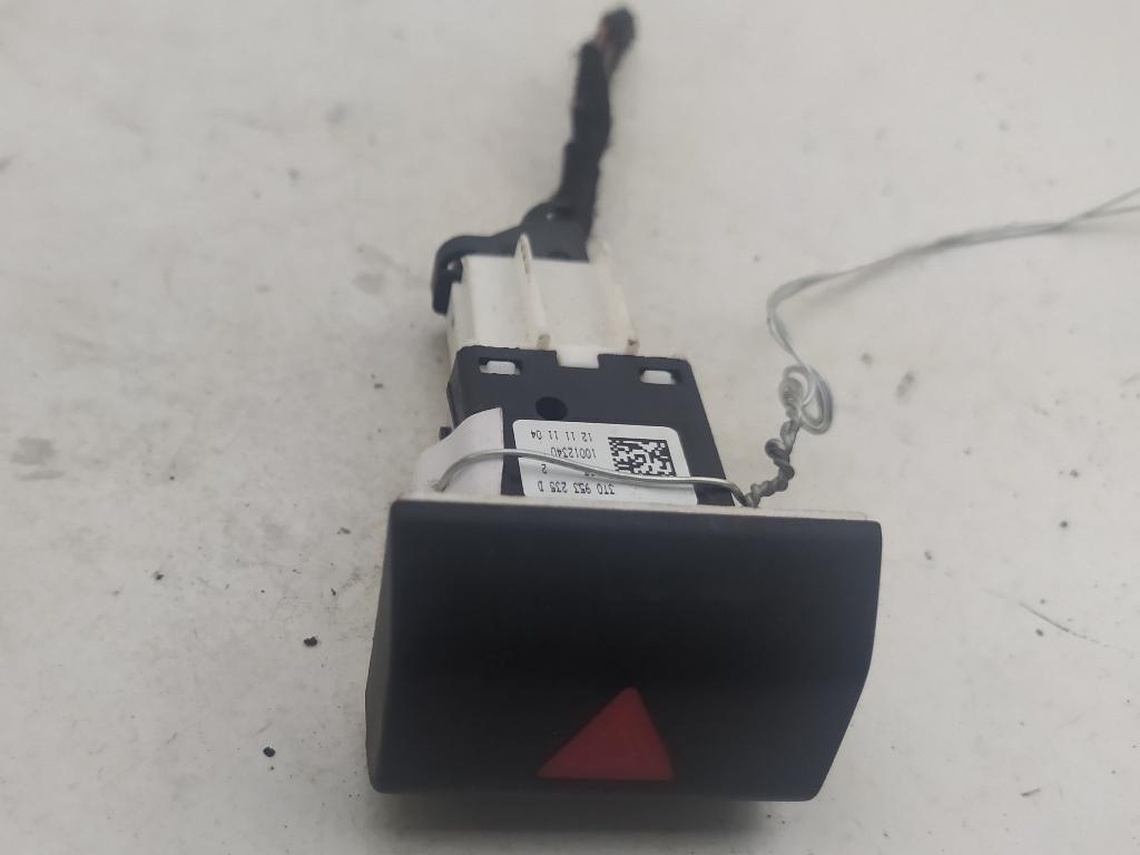 кнопка аварийной сигнализации Skoda Superb 2 поколение 2012, 2.0 л., дизель, МКПП, серый, седан, 3T0953235D - фото №1