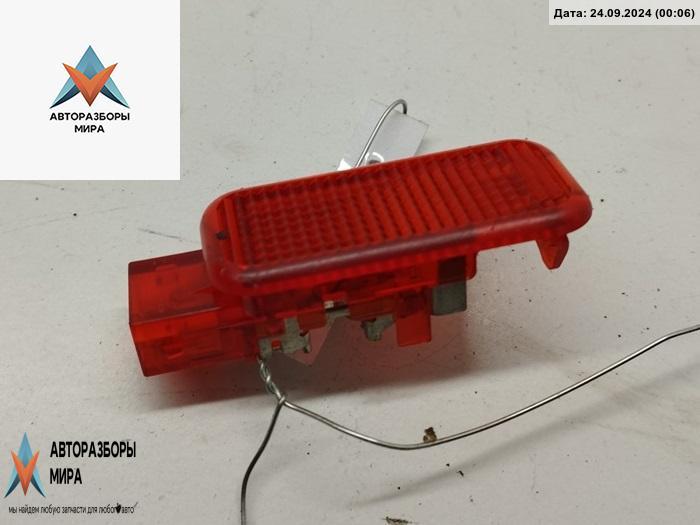 фонарь салона (плафон) Audi A6 4B/C5 1998, 2.4 л., бензин, МКПП, синий, универсал, 4B0947411 - фото №1