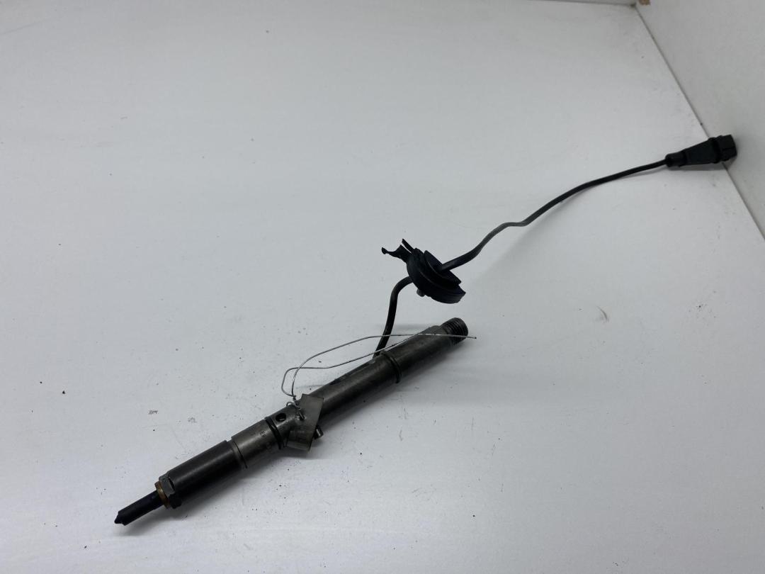 форсунка Audi A6 C5 2000, 2.5 л., дизель, МКПП, синий, универсал, 059130202B