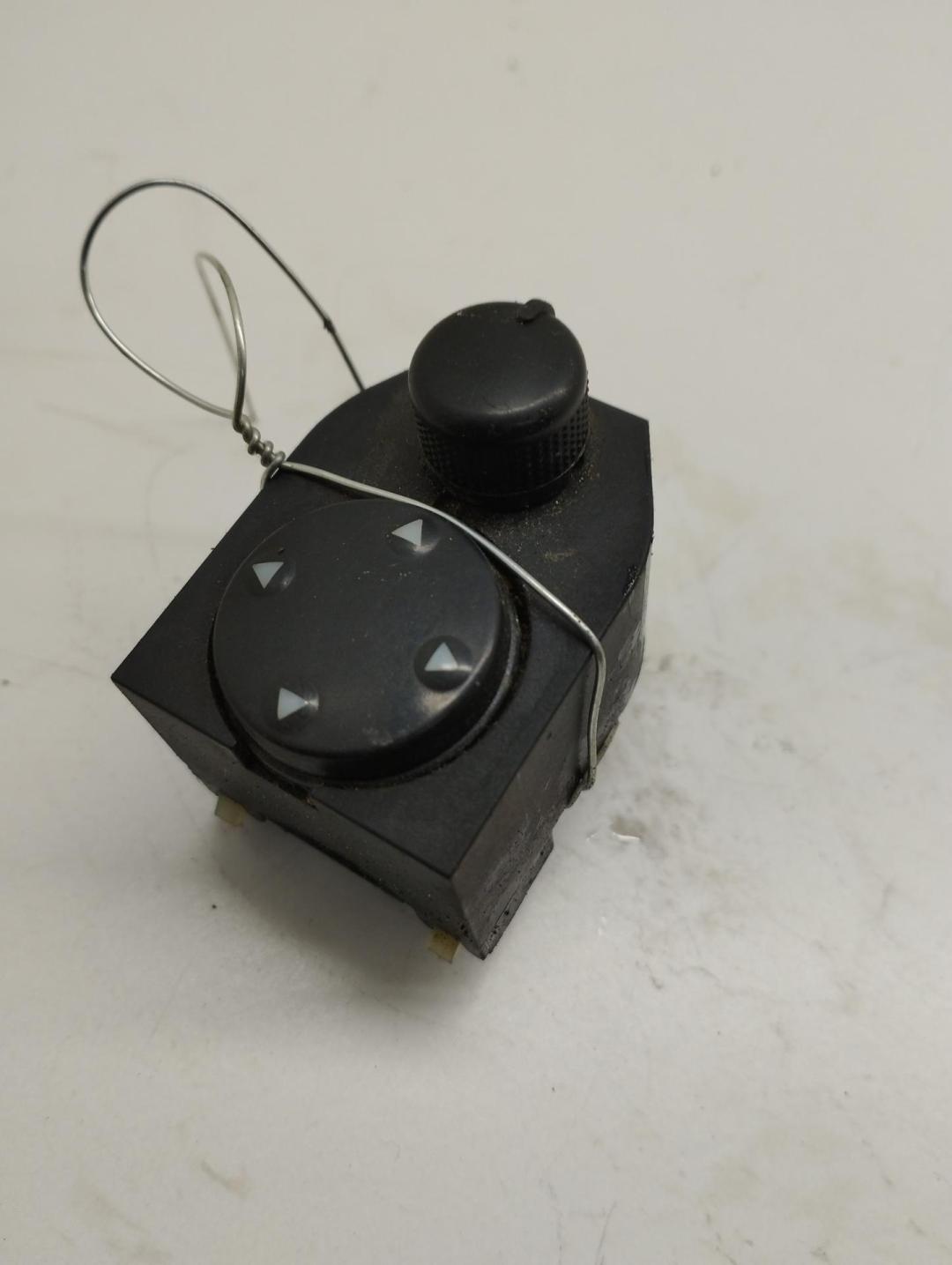 джойстик регулировки зеркал Audi A4 B5 1997, 1.6 л., бензин, МКПП, серый, универсал, 8D0959565 - фото №1