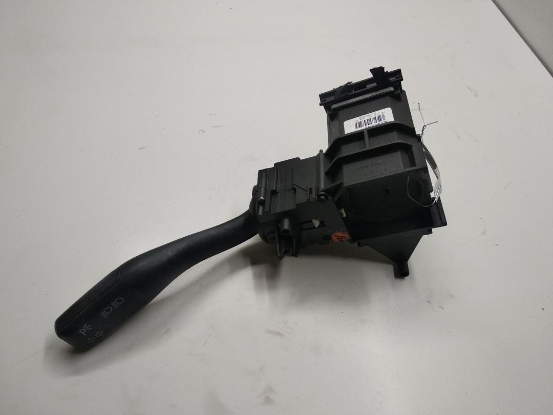переключатель поворотов Audi A4 B6 2002, 2.5 л., дизель, МКПП, чёрный, универсал, 8E0953513A