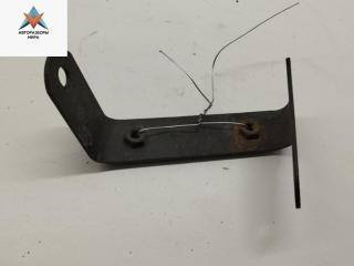 кронштейн (крепление) Audi A4 B5 1995, 1.8 л., бензин, МКПП, белый, седан, 8D0951229B