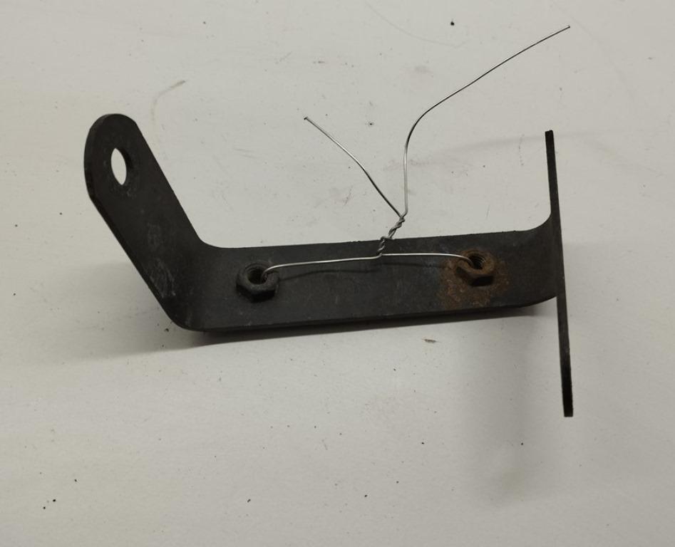 кронштейн (крепление) Audi A4 B5 1995, 1.8 л., бензин, МКПП, белый, седан, 8D0951229B - фото №1