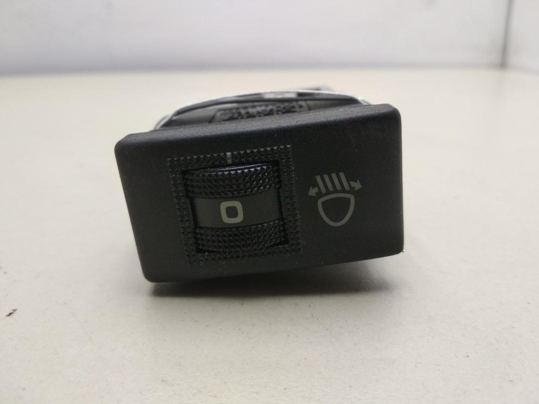 кнопка корректора фар Audi A4 B5 1996, 1.8 л., бензин, МКПП, зелёный, универсал, 8D0941301
