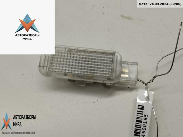 фонарь салона (плафон) Audi A6 4B/C5 1998, 2.4 л., бензин, МКПП, синий, универсал, 4B0947415 - фото №1