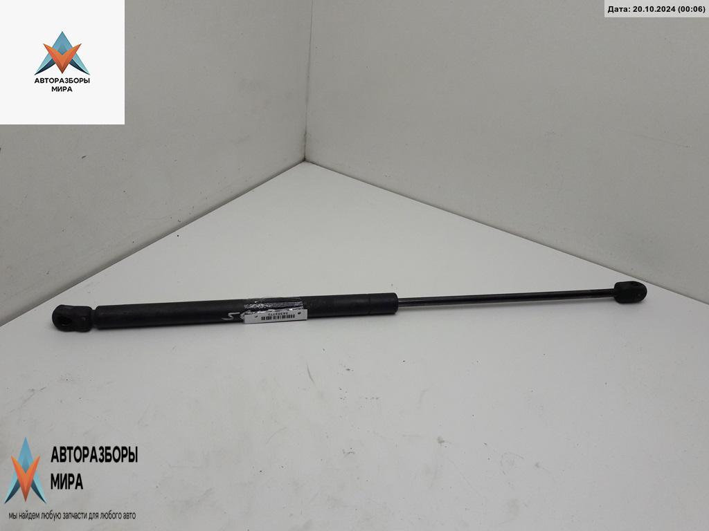 амортизатор крышки багажника (3-5 двери) Volkswagen Golf 3 поколение 1997, 1.4 л., бензин, МКПП, красный, хетчбэк 3 дв., 1H6827550A - фото №1