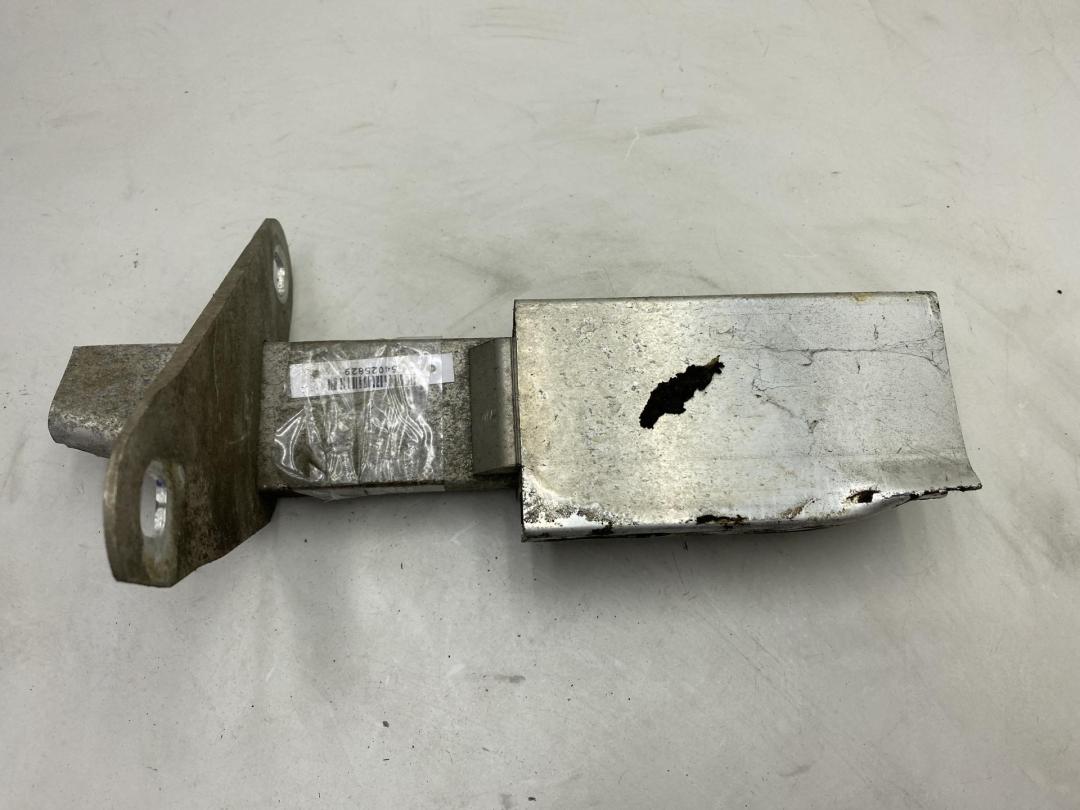 кронштейн заднего бампера Audi A4 B5 1997, 1.6 л., бензин, АКПП, белый, седан, 8D0807332C