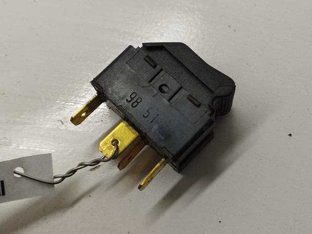 кнопка стеклоподъемника переднего левого Audi A4 B5 1999, 1.8 л., бензин, АКПП, красный, седан, 4D0959855