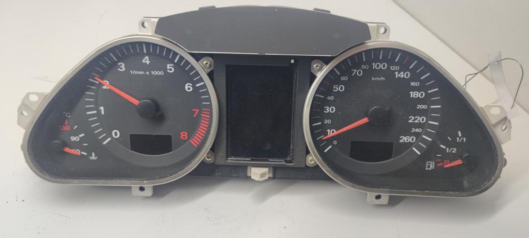 приборная панель Audi A6 C6 2005, 2.0 л., TFSI, бензин, МКПП, чёрный, универсал, 4F0920900M
