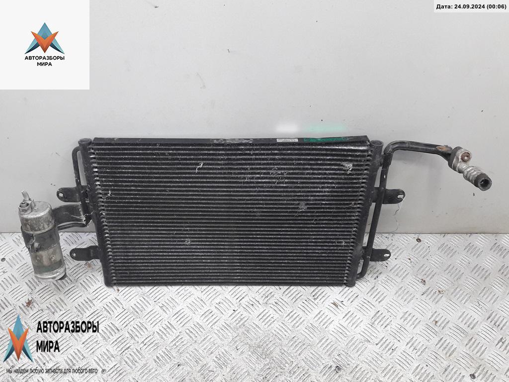 радиатор кондиционера Volkswagen Golf 4 поколение 1999, 1.4 л., бензин, МКПП, зелёный, хетчбэк 5 дв., 1J0820411D - фото №1