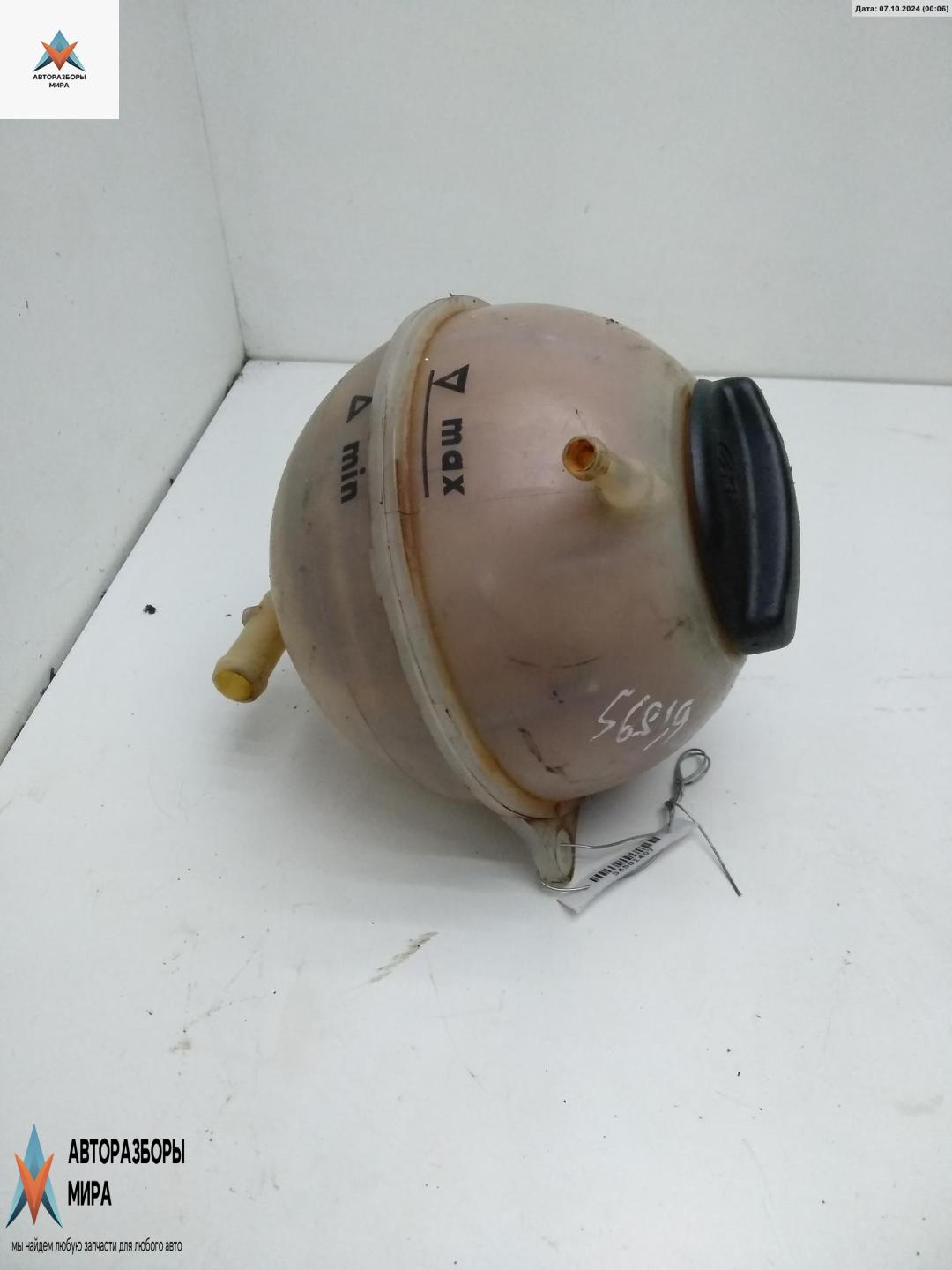 бачок расширительный Volkswagen Golf 3 поколение 1994, 1.6 л., бензин - фото №1