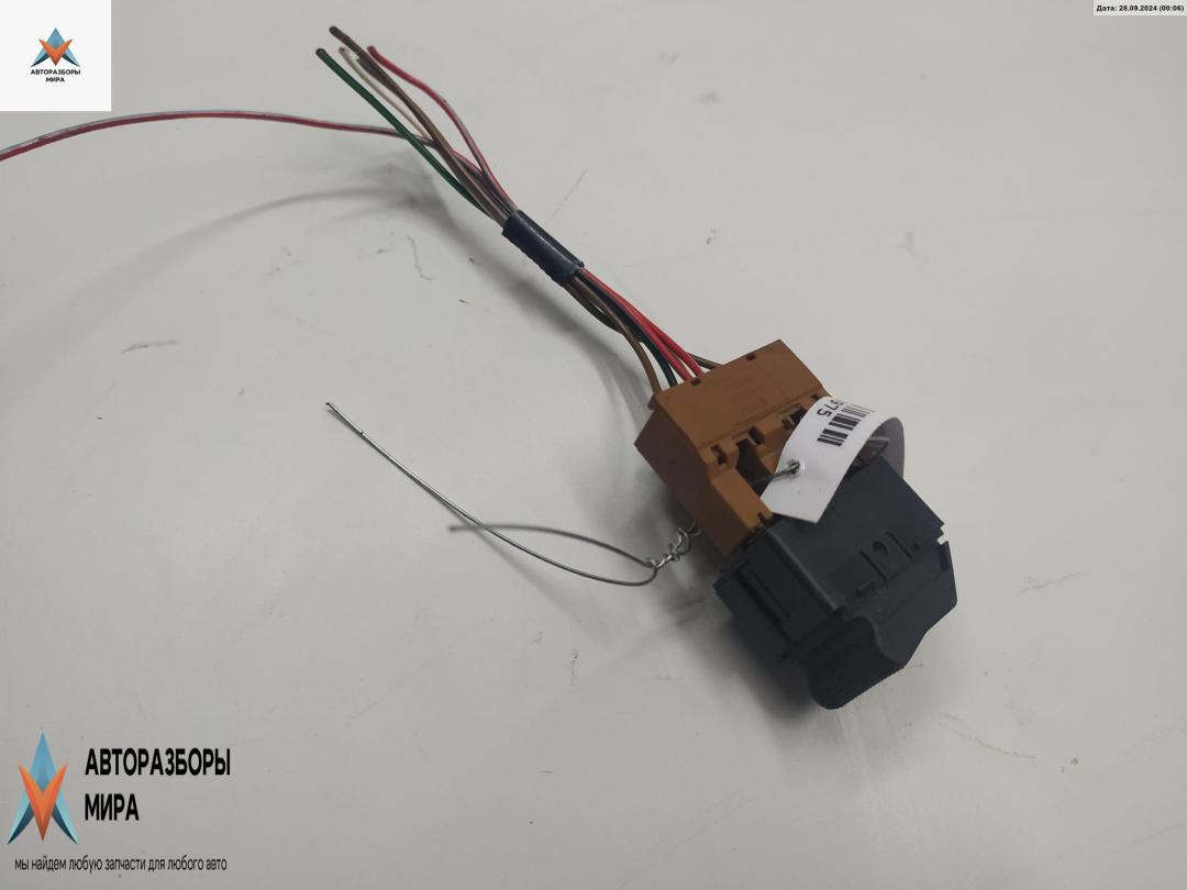 кнопка стеклоподъемника переднего левого Audi A4 B5 1996, 1.6 л., бензин, МКПП, красный, седан, 4D0959855 - фото №1