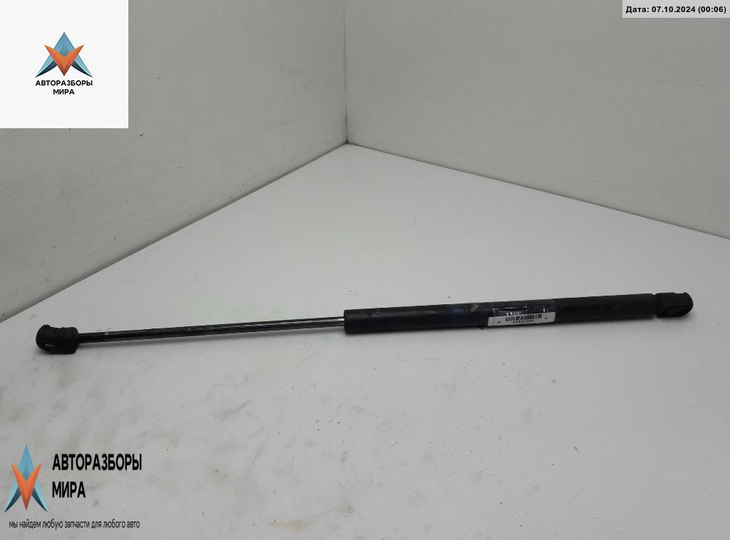 амортизатор крышки багажника (3-5 двери) Volkswagen Golf 3 поколение 1992, 1.8 л., бензин, АКПП, синий, хетчбэк 3 дв., 1H6827550A - фото №1